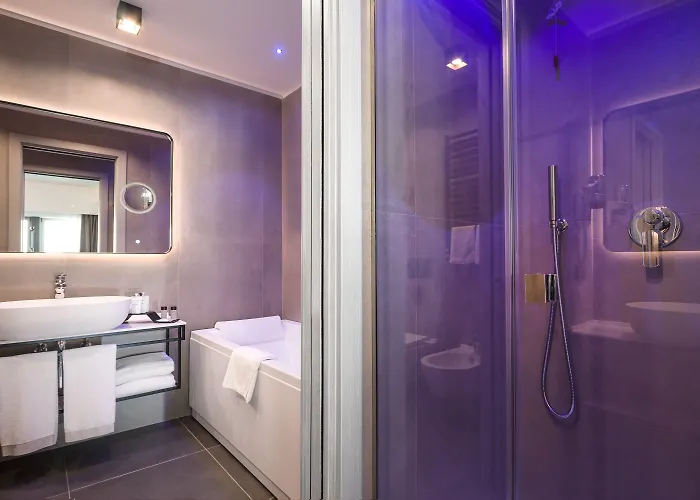 Iq Hotel 4*