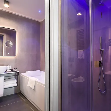 Iq Hotel 4*